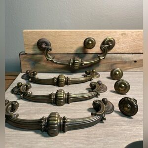 6 antique brass fluted bail drawer pulls and 4 matching knobs